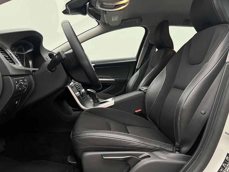 Volvo V60 CC D4 KINETIC AUT CZ - fotka 3 z 35