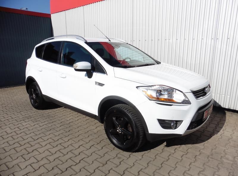 Ford Kuga 2,0 TDCi Titanium 4X4 - fotka 2 z 13