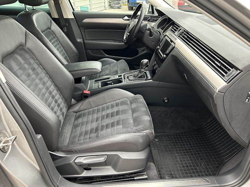 Volkswagen Passat Variant 2,0 TDI Highline - fotka 23 z 27