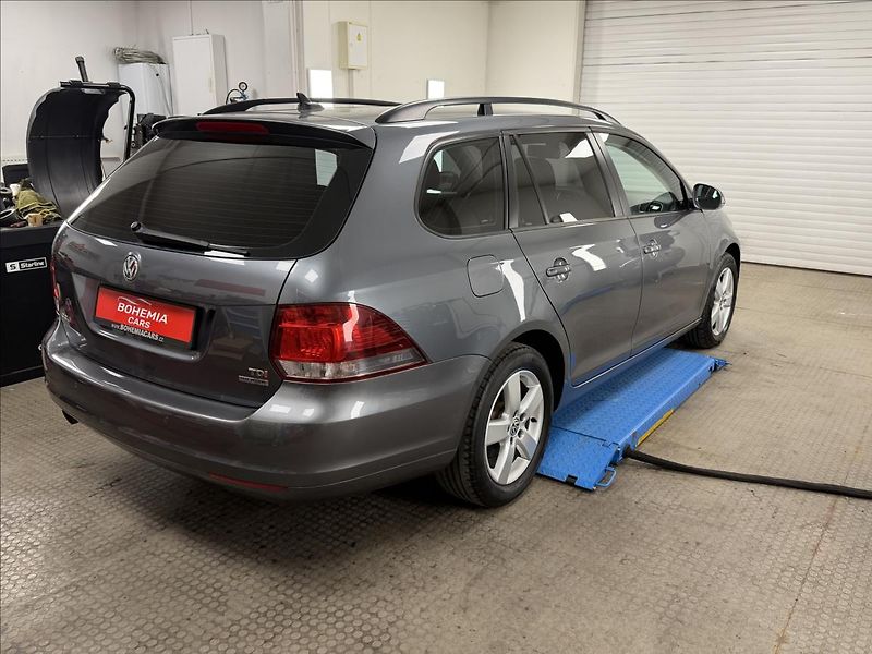 Volkswagen Golf 1,6 TDi 77 KW DSG NAVI PDC - fotka 6 z 31