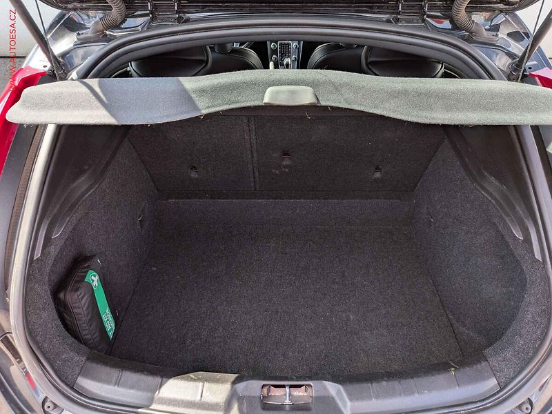 Volvo V40 (2015) 2.0d, Navi, xenon, temp. - fotka 7 z 16