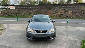 Zepředu vypadá jako běžný hatchback, pod kapotou má klasický motor, nechybí airbagy ani poctivá karoserie.
