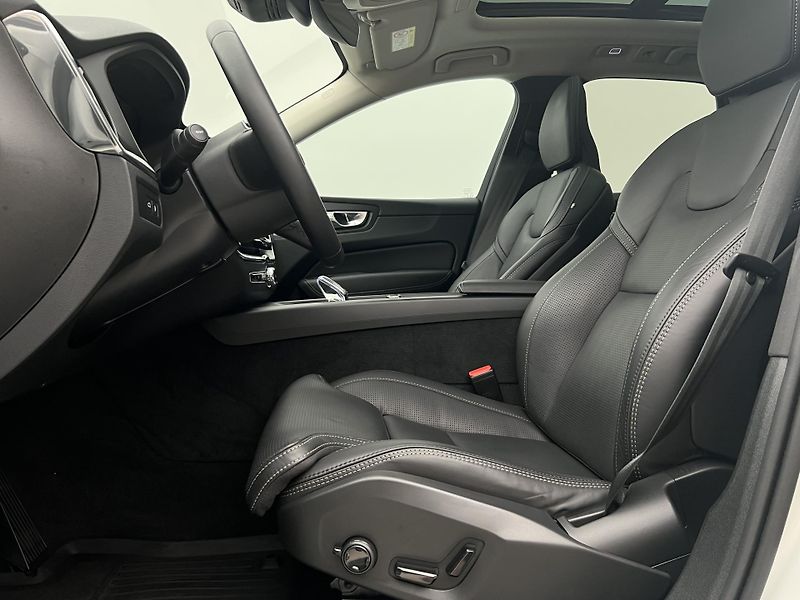 Volvo XC60 T6 AWD DARK PLUS CZ 1. maj. - fotka 3 z 49