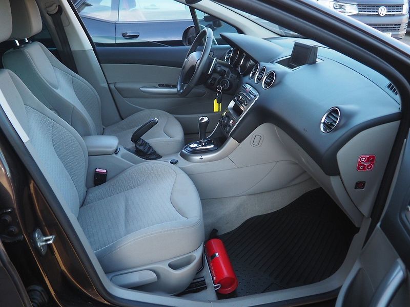 Peugeot 308 (2012) 2.0 HDi Panorama Automat - fotka 17 z 30