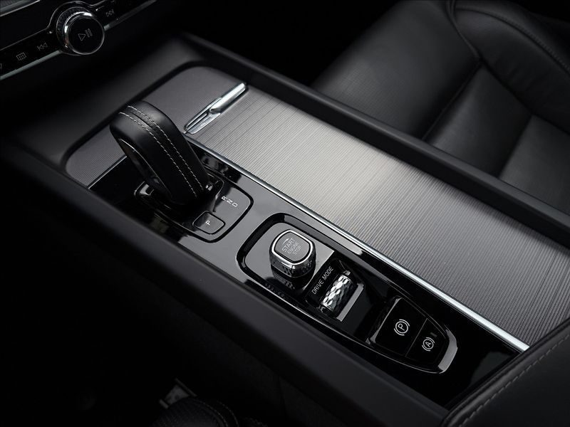 Volvo XC60 B4 2.0d 4X4 R-Design - fotka 17 z 29