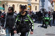 Třeboňské Masarykovo náměstí bylo motorkami doslova našlapané. Stovkám strojů požehnal tamní kaplan Jiří Kalaš.