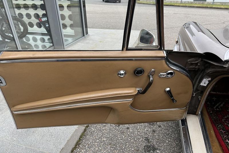 Mercedes-Benz Ostatní 300SE CABRIO - fotka 13 z 17