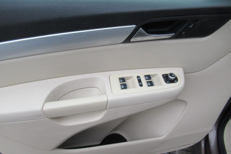 Volkswagen Sharan 2.0TDI 4x4 PANORAMA NAVI TAŽNÉ - fotka 23 z 28
