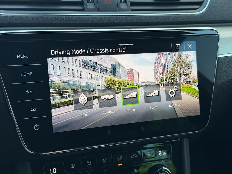 Škoda Superb 2.0 TDI 110kW L&K Combi DSG - fotka 20 z 38