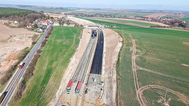 Stavba dálnice D7 Praha - Chomutov mezi Knovízem ve Středočeském a Panenským Týncem v Ústeckém kraji.