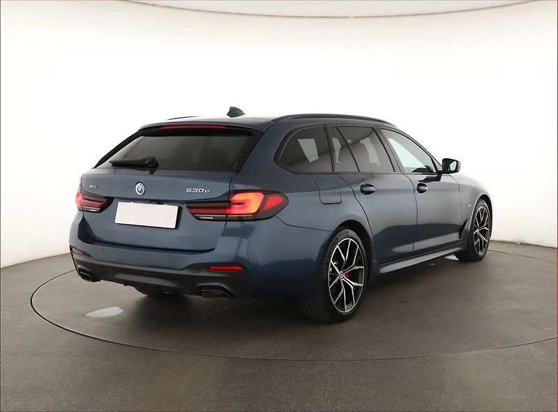 BMW Řada 5 (2022) 530e xDrive - fotka 5 z 22