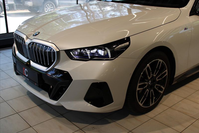 BMW Řada 5 540d xDrive M Sport DAProf/B&W - fotka 7 z 33