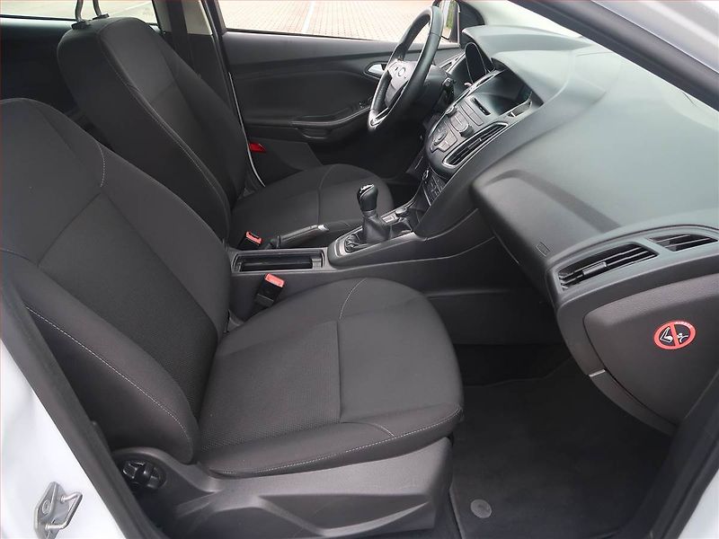 Ford Focus (2015) 1.6 i, Serv.kniha - fotka 9 z 17