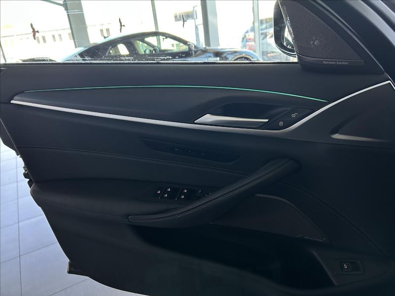 BMW Řada 5 3,0   530xD,210kW,ČR,M-SPORT,D - fotka 13 z 43