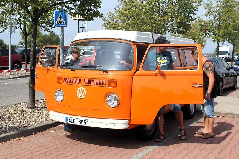 Setkání Jízdy veteránů. Cílem bylo parkoviště pod Ještědem, krátká zastávka proběhla na parkovišti OC Nisa Liberec.