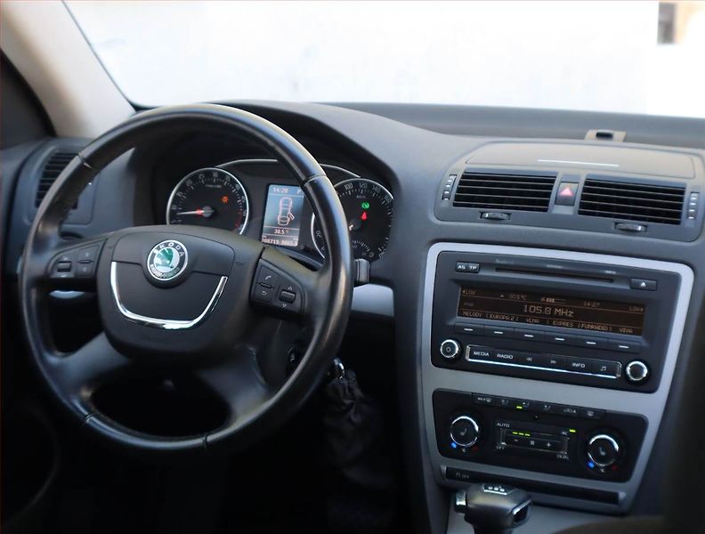 Škoda Octavia (2012) 2.0 TDI, Automat, Tempomat - fotka 7 z 17