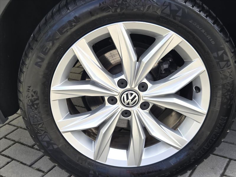 Volkswagen Tiguan 2,0 TDi 4x4 DSG Highline ČR 1. - fotka 20 z 21