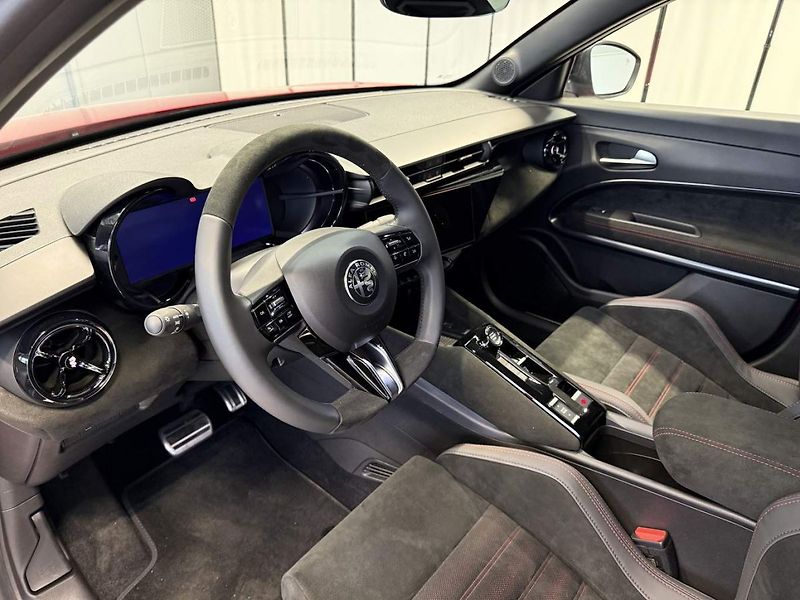 Alfa Romeo Junior (2024) Veloce 280 Elettrica 54 kWh - fotka 12 z 14