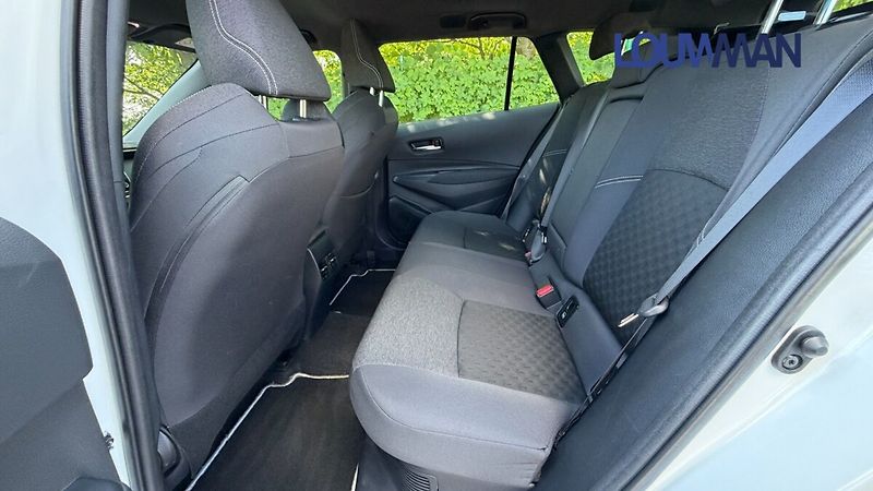 Toyota Corolla 2.0 HEV e-CVT COMFORT TECH - fotka 16 z 24