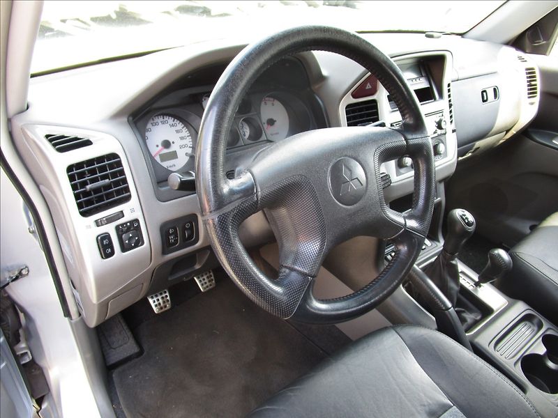 Mitsubishi Pajero 3.2 Di-D, 4x4, aut. klima, 7 m - fotka 13 z 54