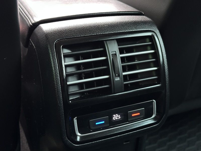 Volkswagen Passat 2.0TDi 4x4 DSG 190PS Kůže ACC - fotka 33 z 40