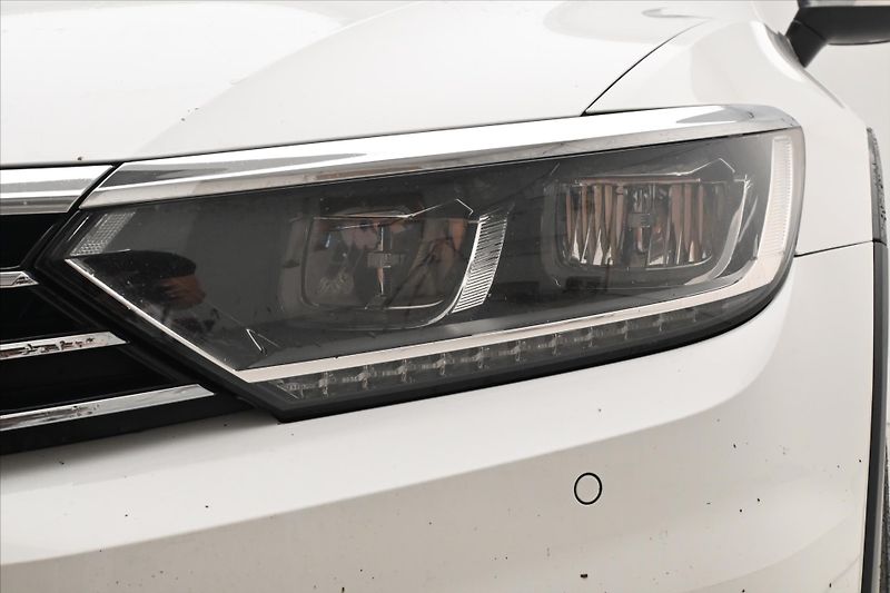 Volkswagen Passat 2,0 TDI 140kW DSG Alltrack 4Mo - fotka 30 z 32