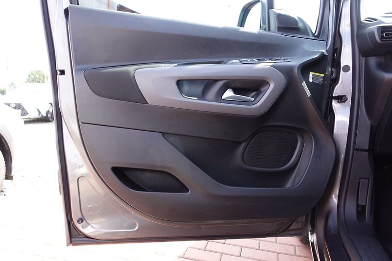Toyota ProAce City Verso 1,5D-4D M/T Family Long - fotka 9 z 28