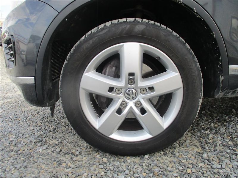 Volkswagen Touareg 3,0 TDI, DSG,servis,el.tažné - fotka 27 z 30