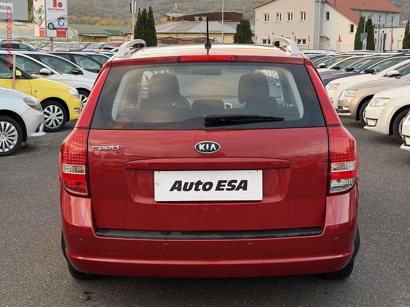 Kia Ceed (2010) 1.4CVVT, ČR, AC, park.čidla - fotka 5 z 16