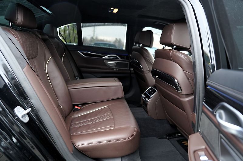 BMW Řada 7 740d xDrive/9AT/Lasery/Mpaket - fotka 31 z 50