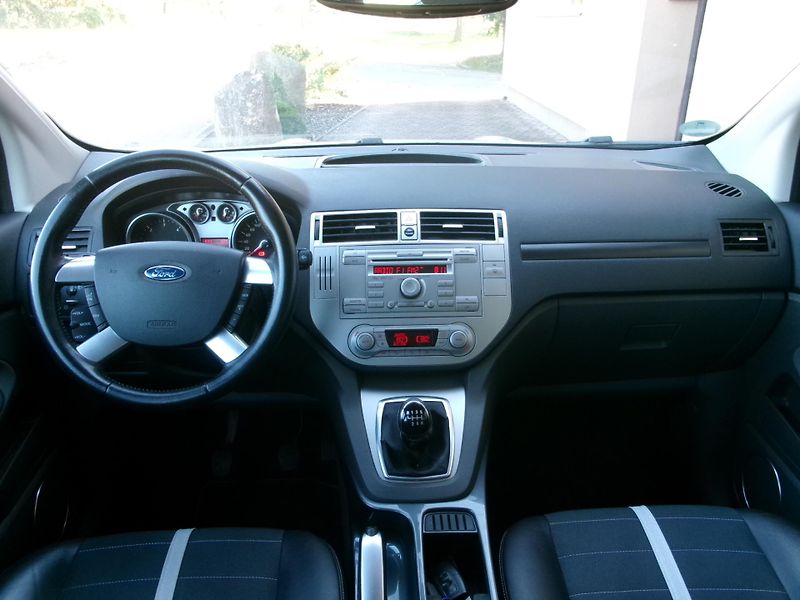 Ford Kuga 2,0TDCI AUTOKLIMA 4x4 TAŽNÉ - fotka 15 z 30