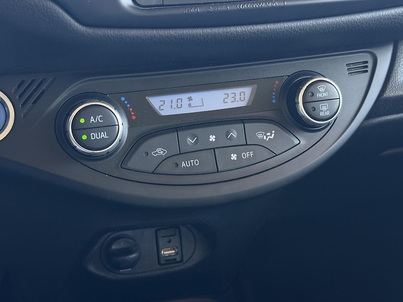 Toyota Yaris  1.5 Hybrid e-CVT Selection Sm - fotka 13 z 24