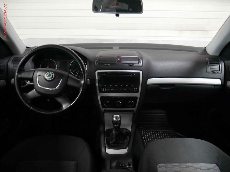 Škoda Octavia (2010) 1.9 TDI, ČR, AC, TZ, temp. - fotka 8 z 16