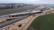 Stavbaři budují u Gajeru dočasnou cestu. Umožní pokračování výstavby D35