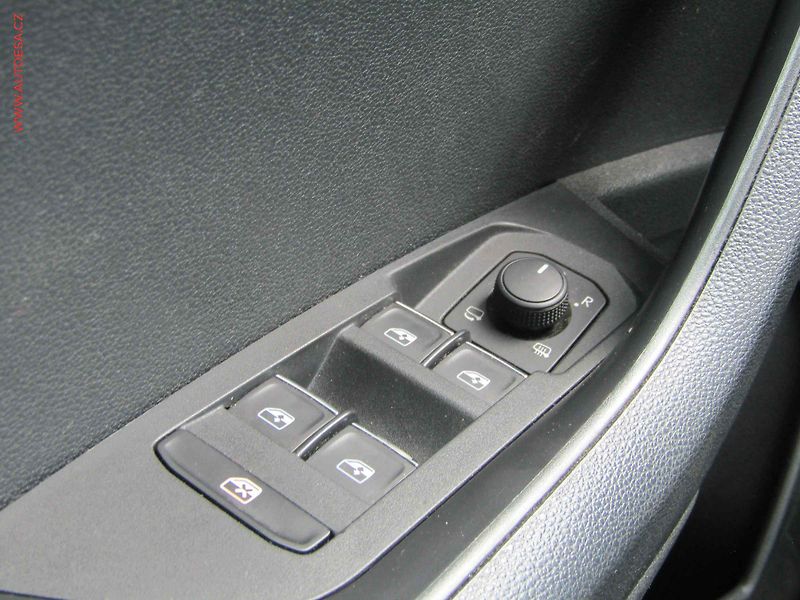 Škoda Karoq (2020) 1.5 TSi, 2.maj, LED, navi - fotka 15 z 18