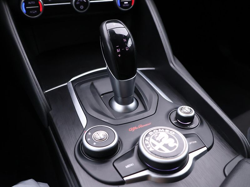 Alfa Romeo Giulia 2,1 JTD 110kW Aut. Navi Xenon - fotka 24 z 33