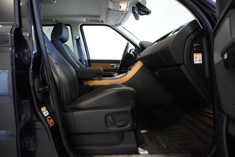 Land Rover Range Rover Sport 3,0D HSE AUTOMAT - fotka 28 z 36