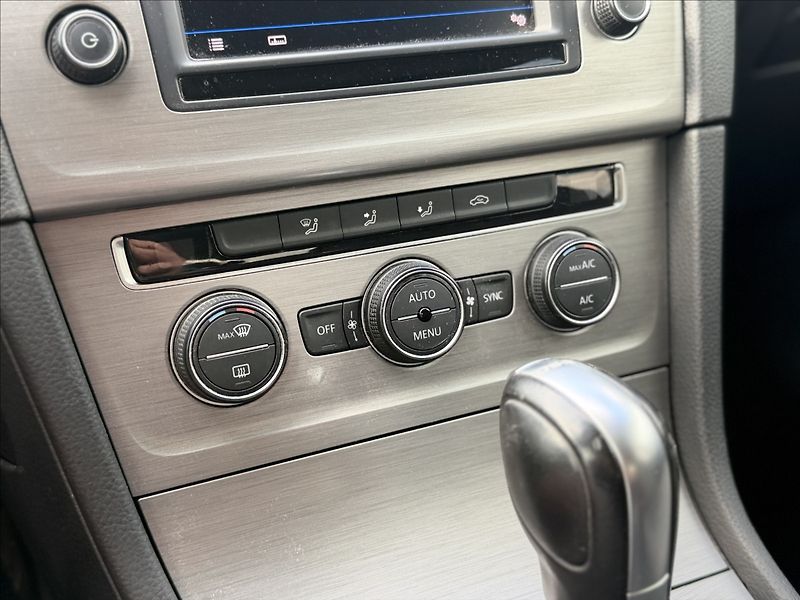 Volkswagen Golf 1,6 TDI 81kW DSG NAVI - fotka 14 z 27
