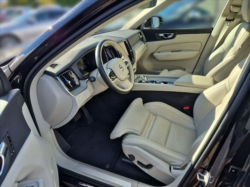 Volvo XC60 2,0 T6 AWD RECHARGE PANORAMA - fotka 6 z 17
