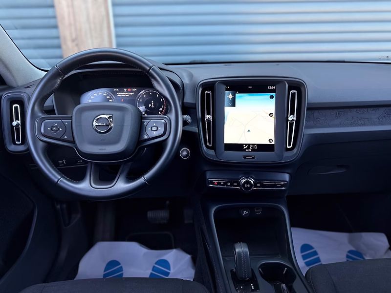 Volvo XC40 T2 Momentum Core LED Kam Asist - fotka 10 z 24