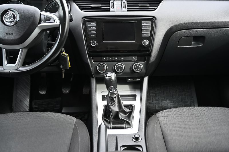 Škoda Octavia 1.6TDI 77KW Edition 4/2015 - fotka 11 z 39