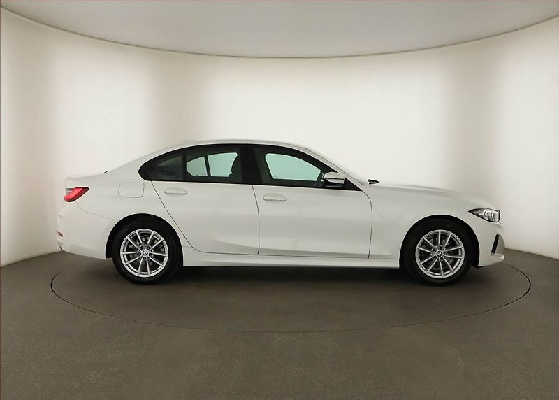 BMW Řada 3 (2024) 318 i - fotka 6 z 18