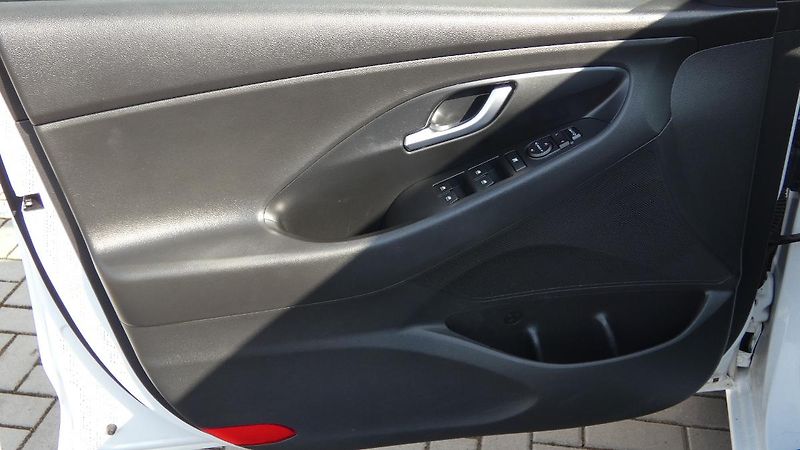 Hyundai i30 1.0 T-GDI Start Plus kombi - fotka 8 z 22