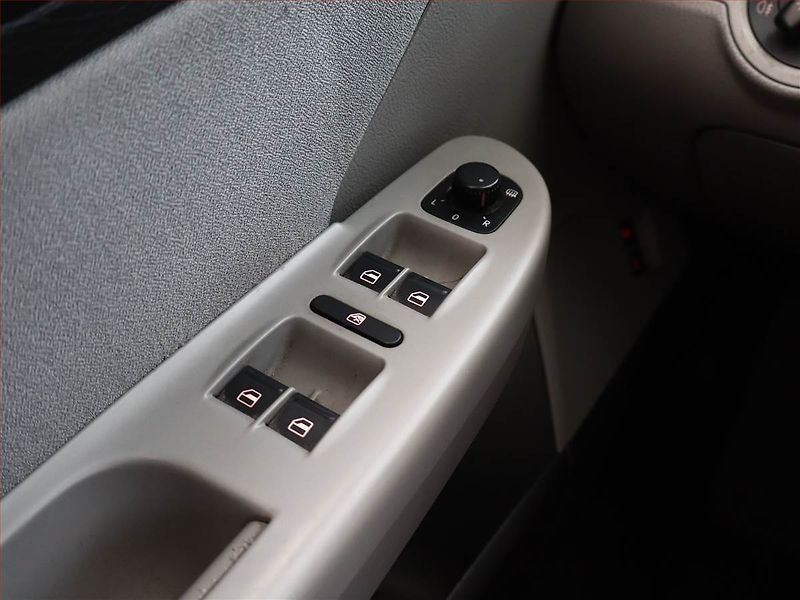 Volkswagen Passat (2009) 1.9 TDI, po STK, Tažné - fotka 14 z 15