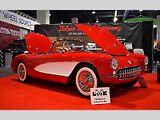 Chevrolet Corvette C1 s 20palcovými koly z 21 století, předním zavěšením z Vette C6 13palcovými brzdami. Pod kapotou přes 500 koní.