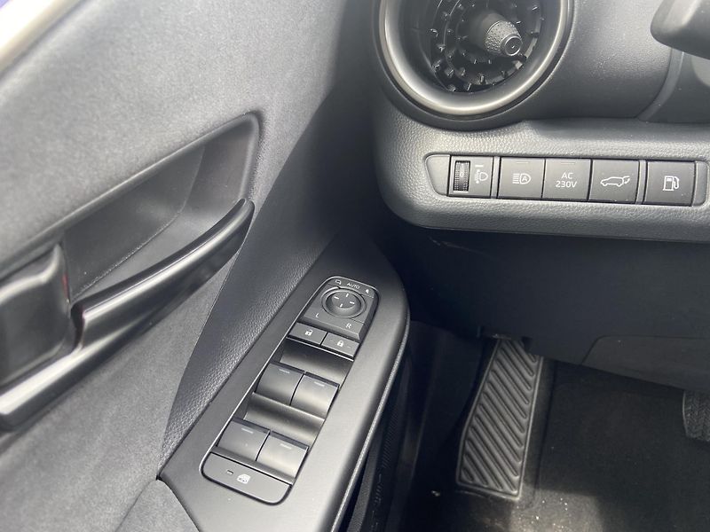 Toyota C-HR 2.0 PHEV 220k e-CVT Executive - fotka 14 z 23