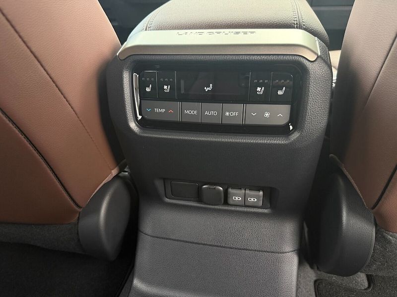 Toyota Land Cruiser MC 2027 EXECUTIVE Skyview 2.8D - fotka 12 z 13