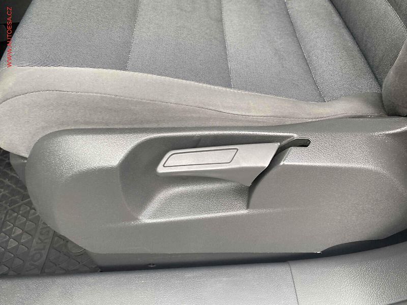 Volkswagen Touran (2012) 2.0 TDi, AC, panor - fotka 14 z 18