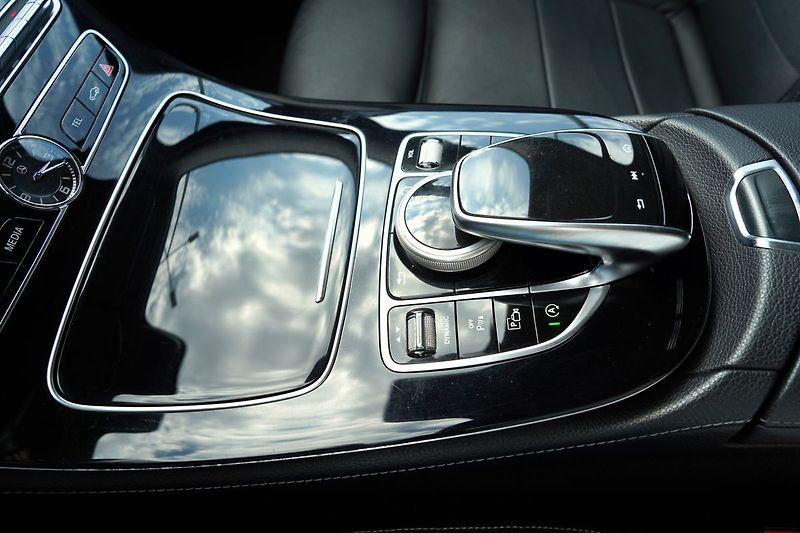 Mercedes-Benz Třídy E E 220d AMG/LED/AT9/kůže - fotka 42 z 46
