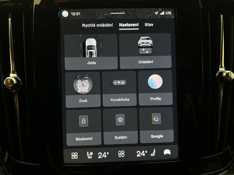 Volvo V90 T6 AWD DARK PLUS RECHARGE AUT - fotka 33 z 46